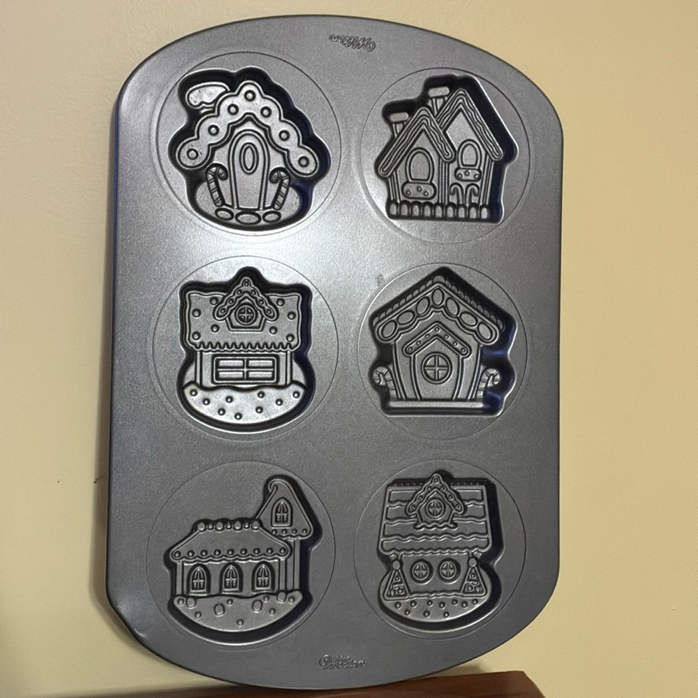 Wilton  GINGERBREAD HOUSE NOVELTY BAKING PAN